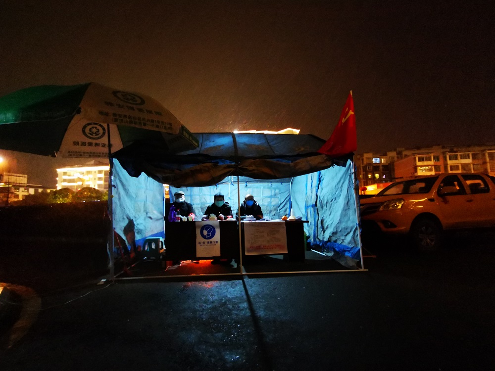 右一為劉華同志 風(fēng)雪夜值守疫情防控卡點.jpg