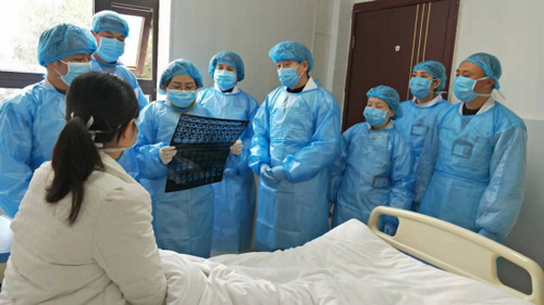 黃志東（圖左二）組織醫(yī)院專家組對發(fā)熱病人會診.png