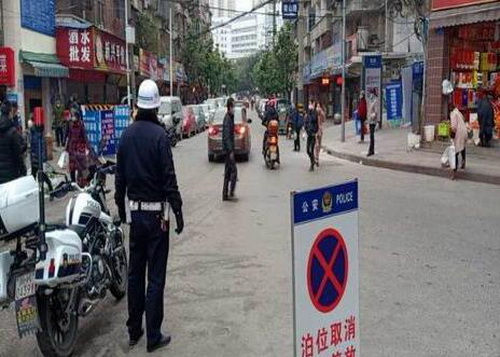 交警整治農(nóng)貿(mào)市場.jpg