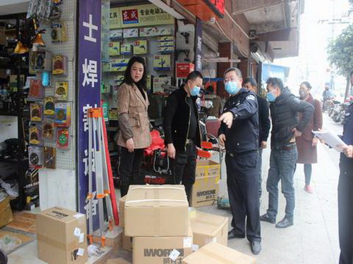 交警檢查環(huán)境.JPG