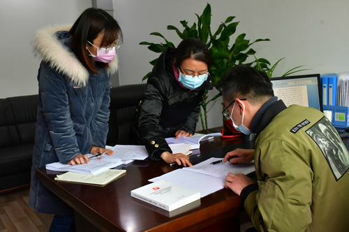 曾夙（左）、劉艷（中）參與研判縣法院黨風(fēng)廉政建設(shè)狀況.png