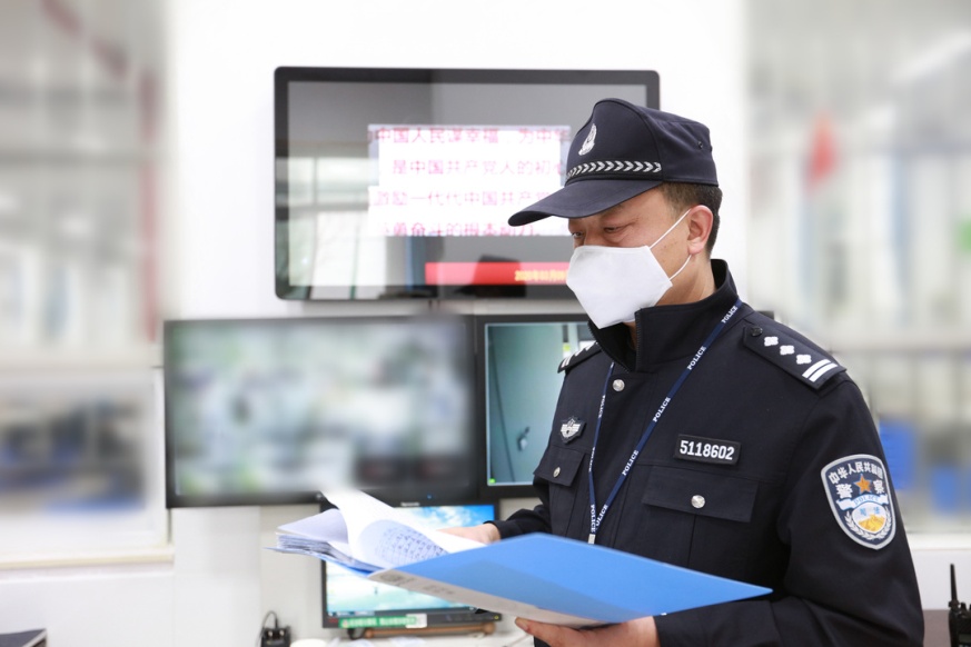 “疫”線戰(zhàn)場 總有些背影讓人感動