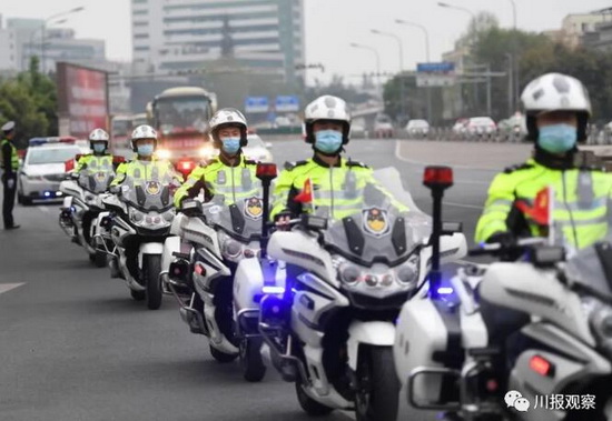 警車開道.jpg