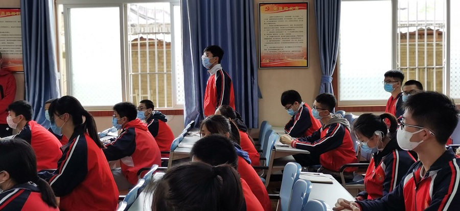 彭山三中學(xué)生對援鄂醫(yī)生提問.jpg