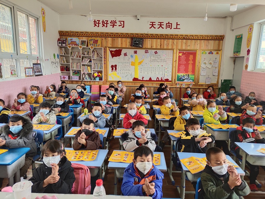 學(xué)生學(xué)習(xí)正確的洗手方式.jpg