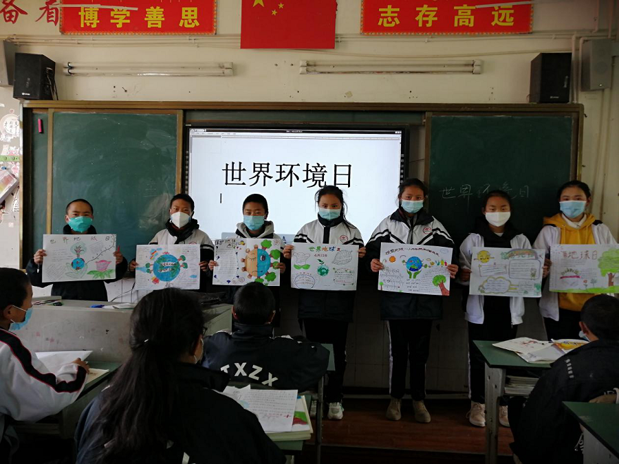 理塘縣中學(xué)學(xué)生展示手抄報(bào).png