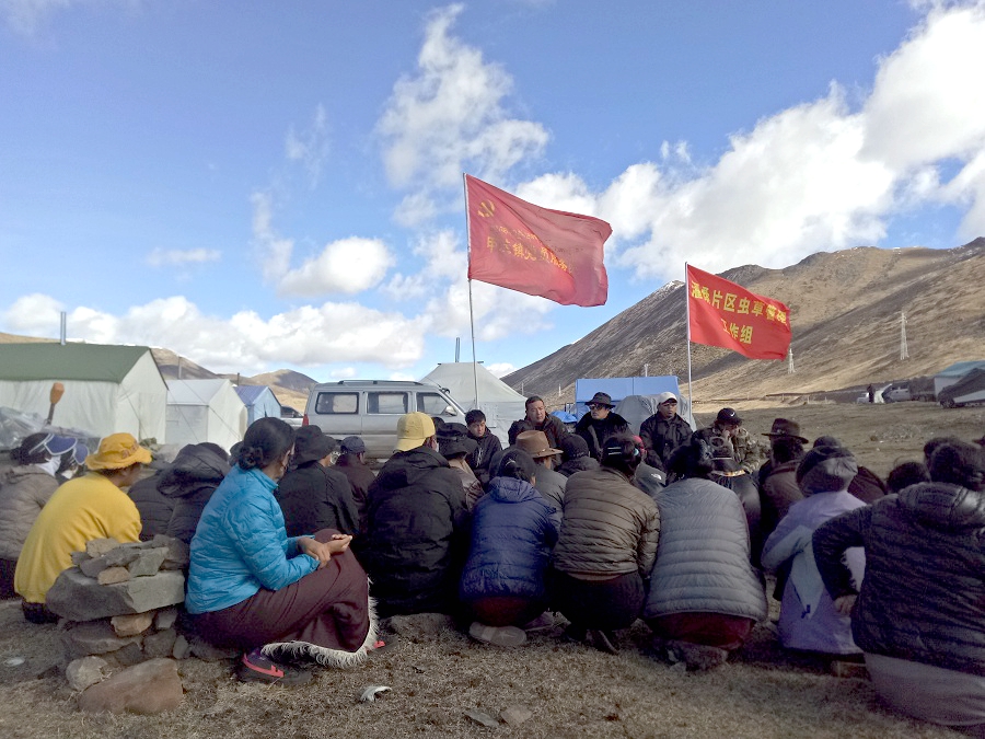 臨時(shí)黨支部組織農(nóng)牧民征集意見建議.jpg