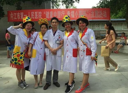 吳躍婷（右二）參加“小丑醫(yī)生”活動(dòng)留影.jpg