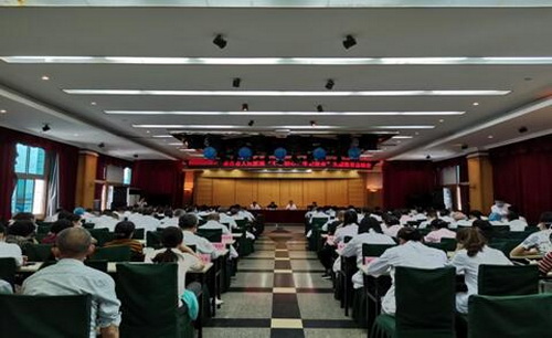 隆醫(yī)不忘初心.jpg