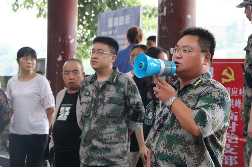 重龍鎮(zhèn)黨委書記劉衡深入一線指揮.jpg