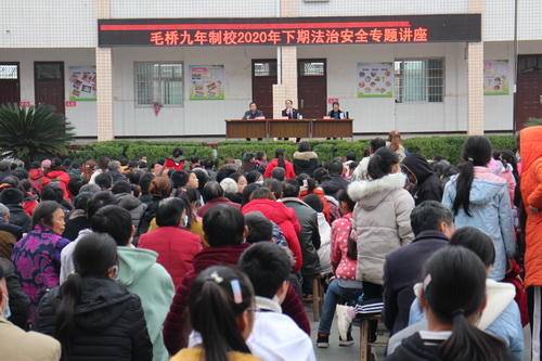 趙化法庭干警在富順縣安溪鎮(zhèn)毛橋九年制學校講法治課.jpg