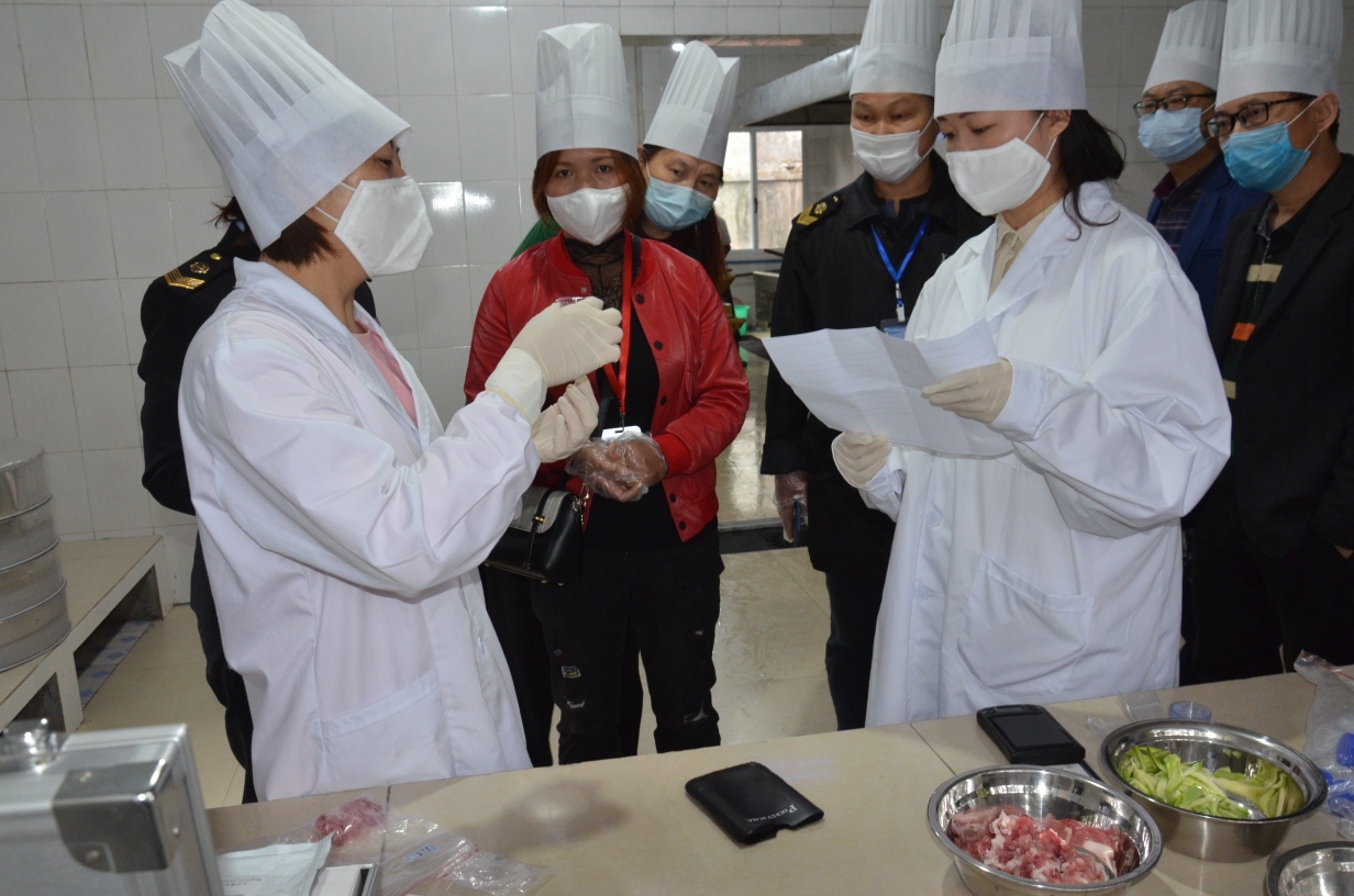 你點我檢走進學(xué)校食堂3_resized_20201229_095742421.JPG