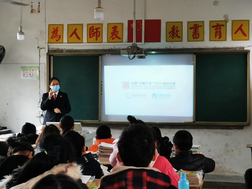 中區(qū)法院“網(wǎng)絡安全”法治宣傳走進伏龍初中2.jpg