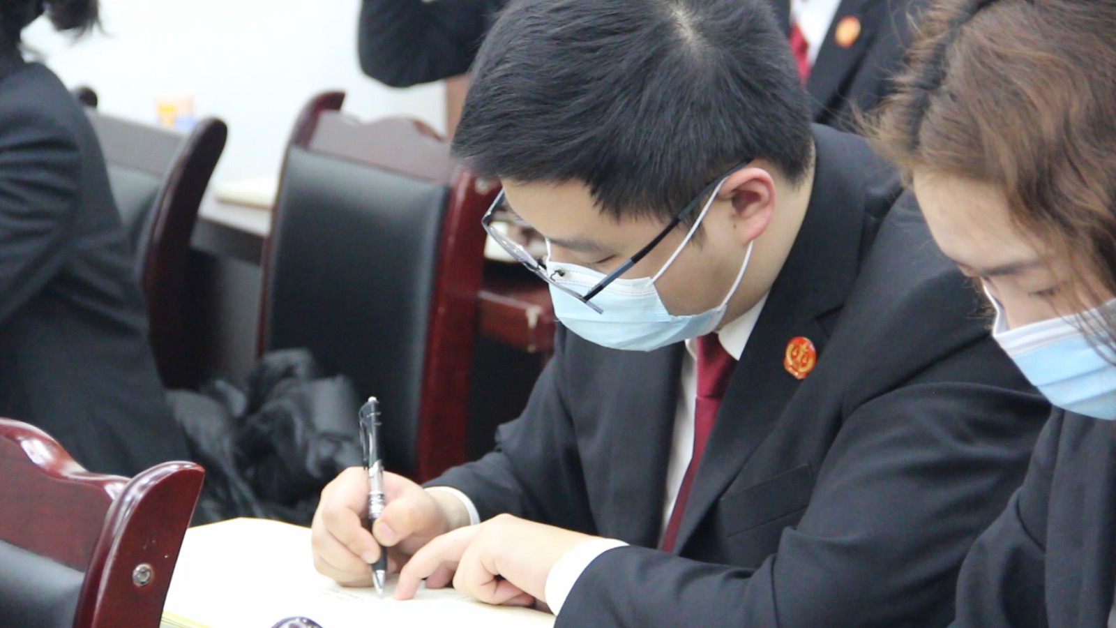 ④  干警認真作會議記錄2.jpg