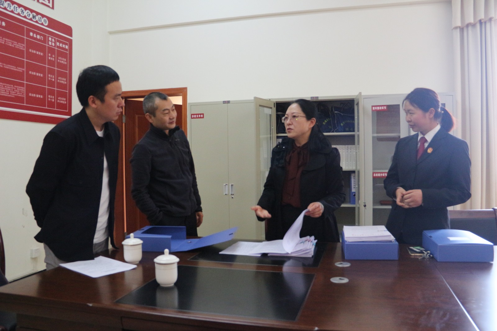 ② 曹秦娟組長(zhǎng)查看隊(duì)伍教育整頓資料.JPG