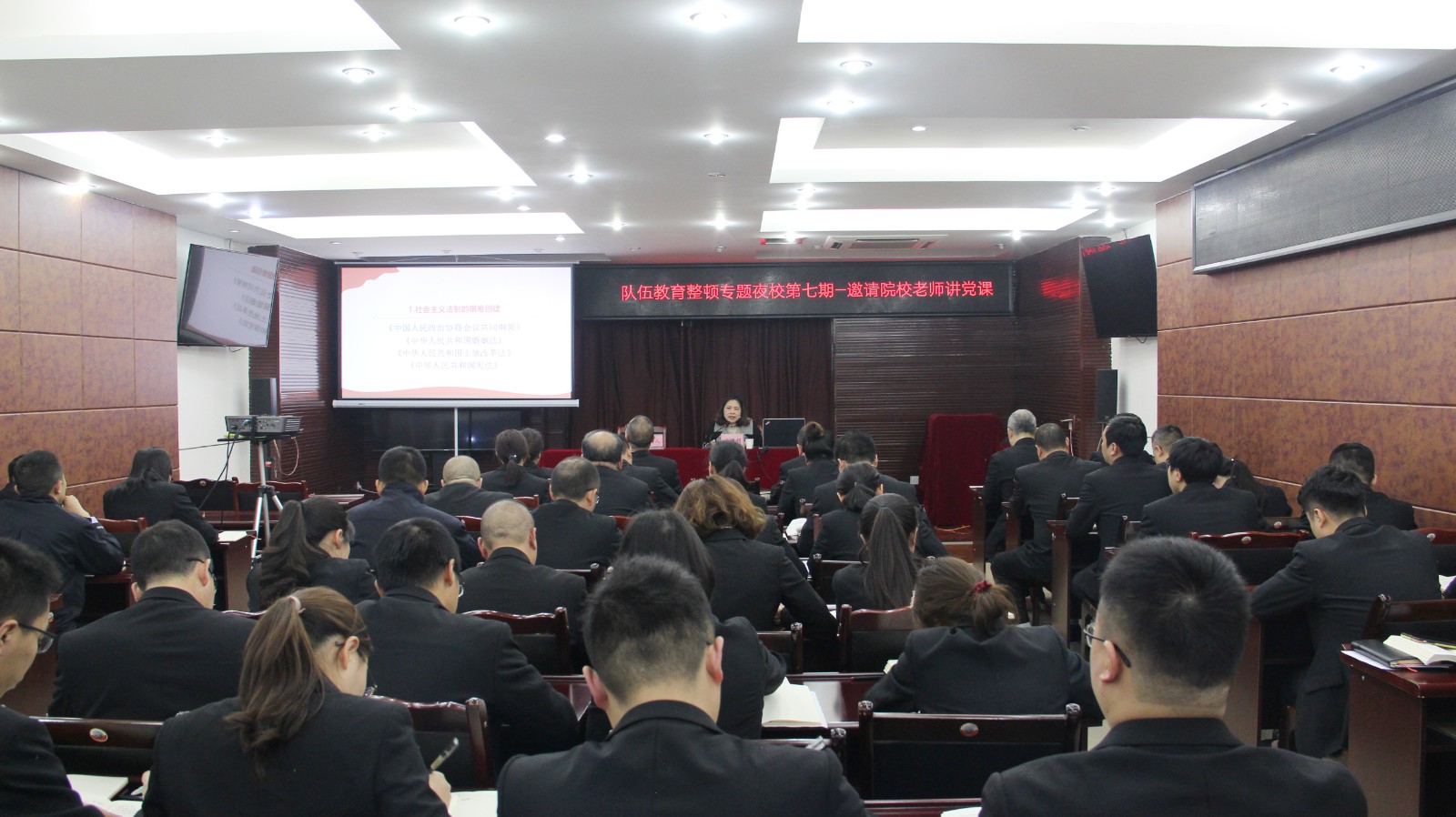 ① “專(zhuān)題夜?！钡谄咂诂F(xiàn)場(chǎng).JPG