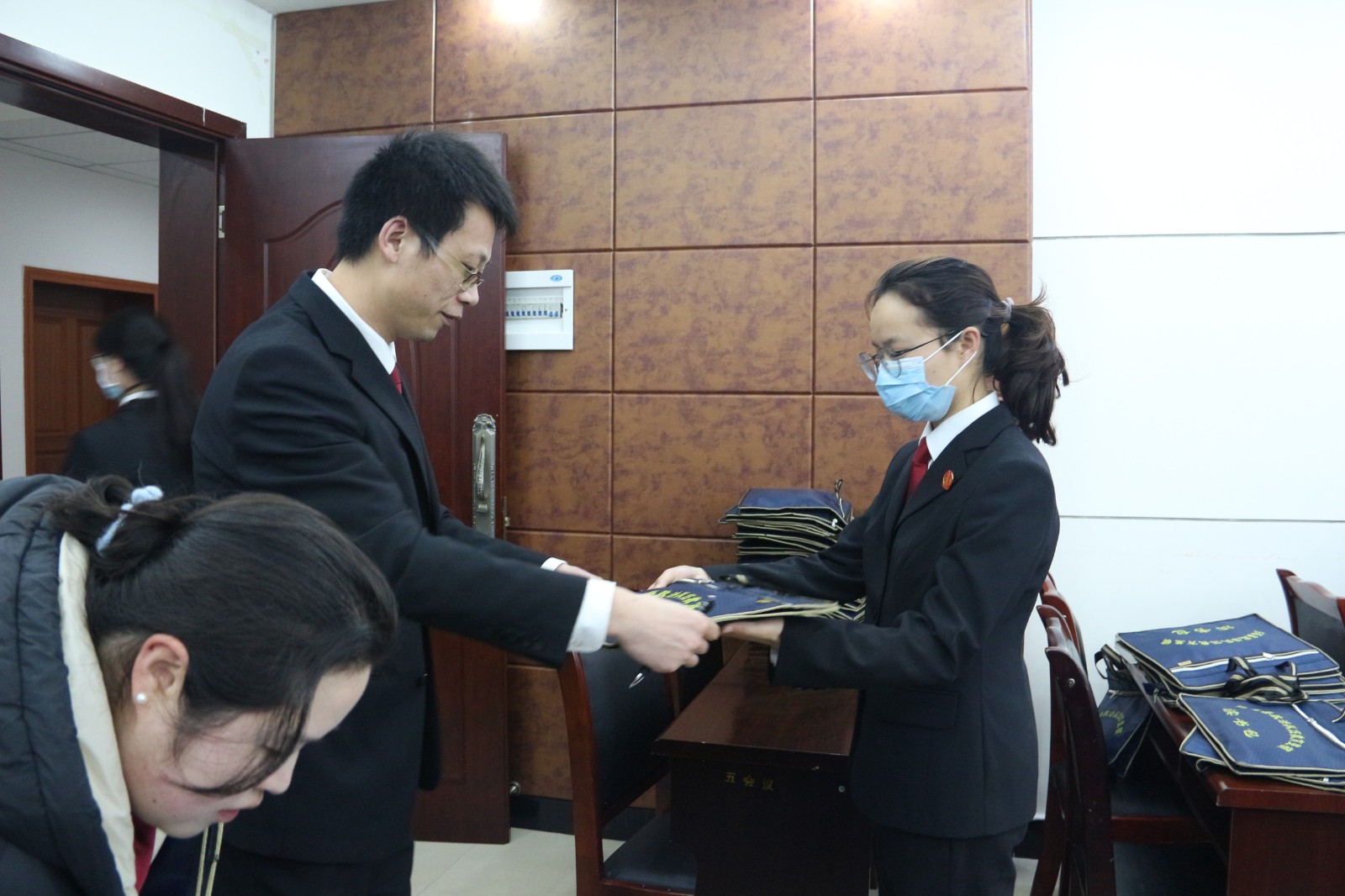 圖片1：向干警發(fā)放“讀書包”.JPG