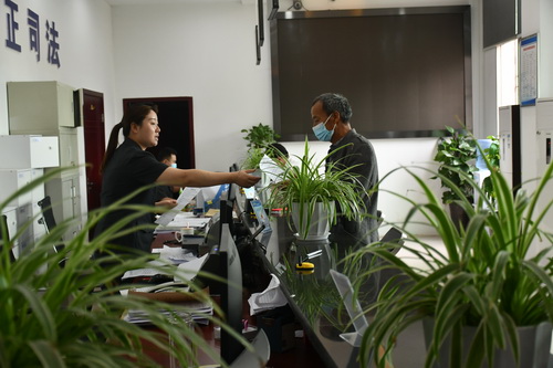 當事人在訴訟服務中心窗口立案.JPG