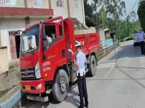 威遠(yuǎn)交警大隊(duì)認(rèn)真開展輕型貨車“大噸小標(biāo)”和9座小型客車非法改裝整治行動(dòng).jpg