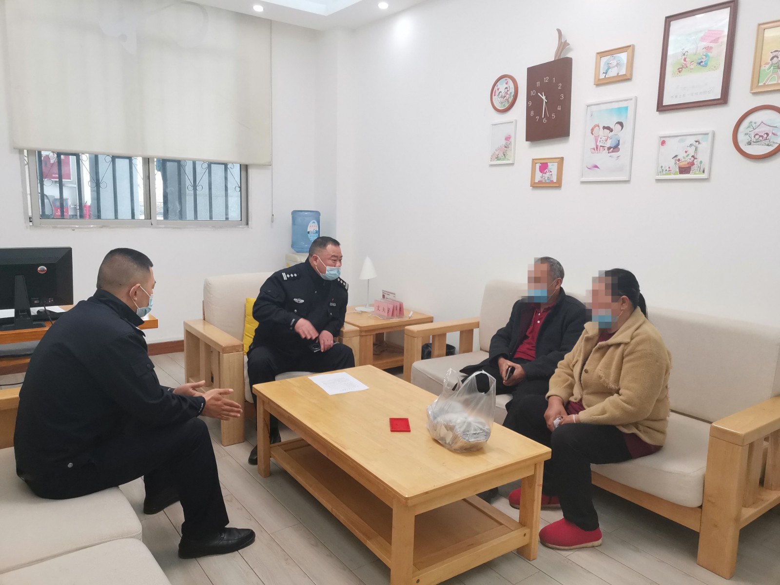圖片1：被執(zhí)行人到法院繳納案款.jpg