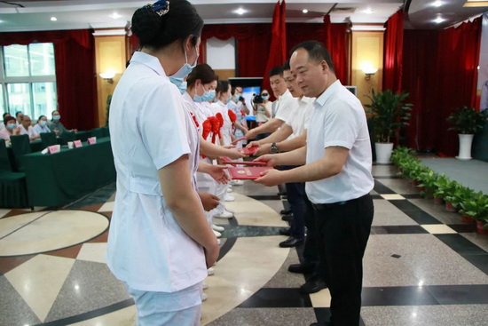 頒發(fā)證書.jpg