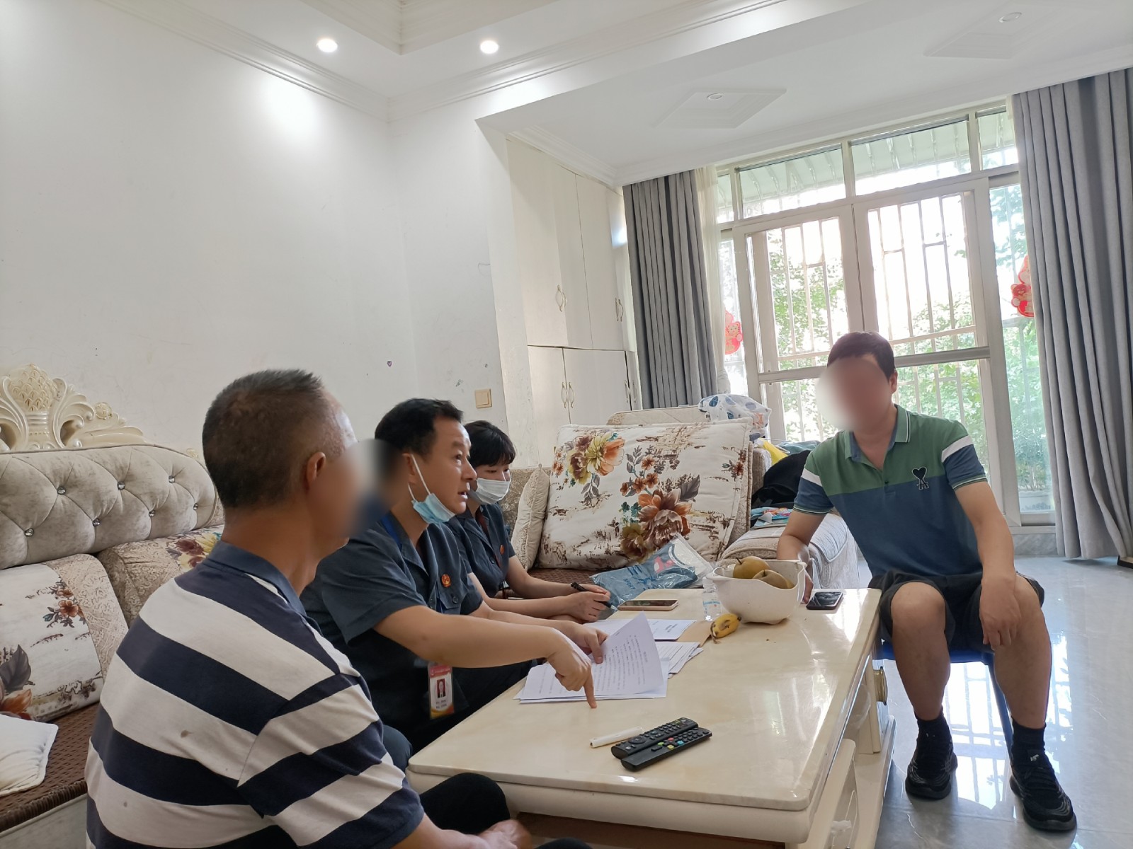 執(zhí)行法官給兩位被執(zhí)行人釋法理解心結(jié).jpg