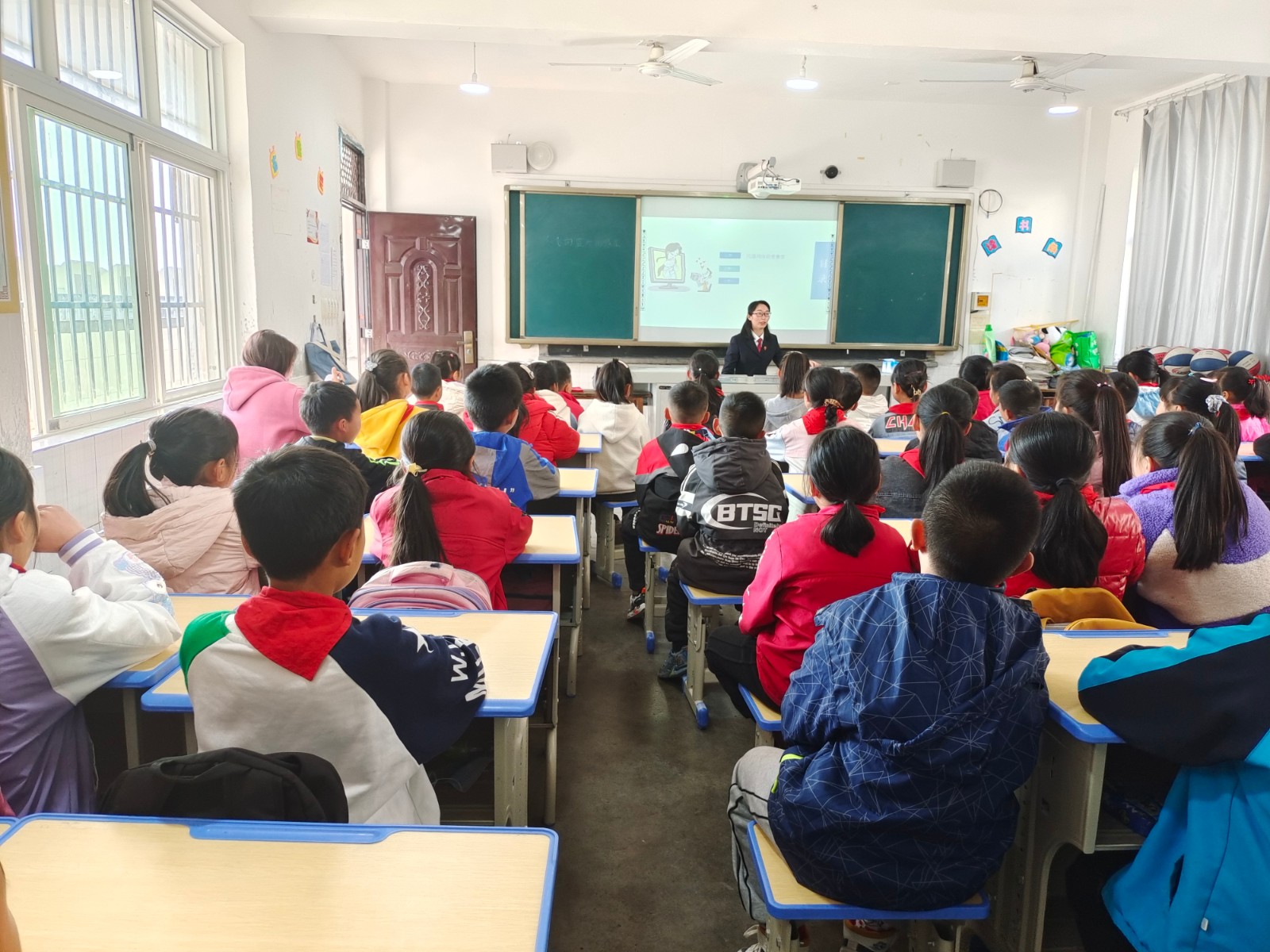 法治副校長(zhǎng)進(jìn)學(xué)校開展法治宣傳.jpg