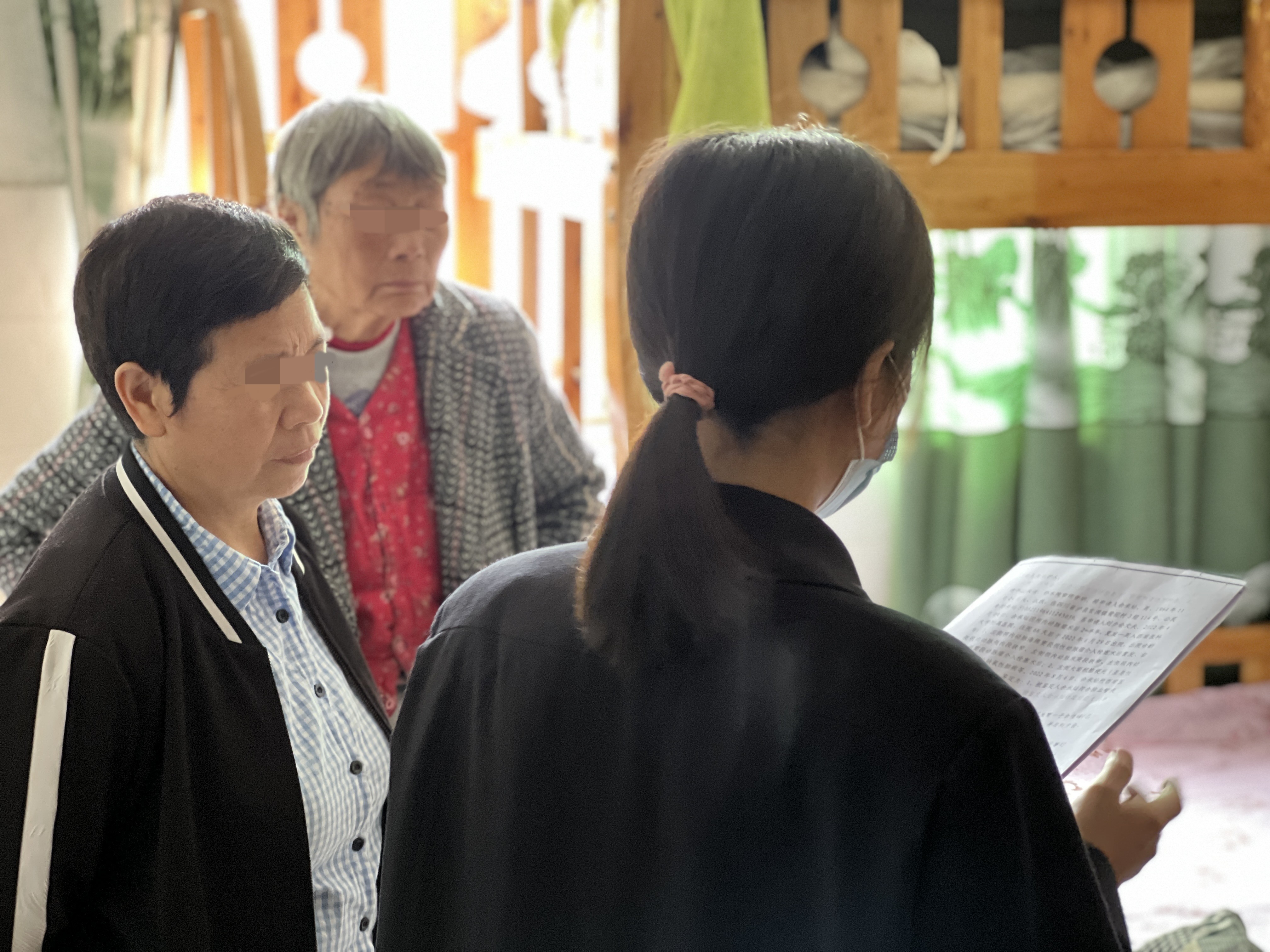 圖為黃勝漪到當(dāng)事人家中處理該起申請宣告自然人無民事行為能力案件 (2).jpg