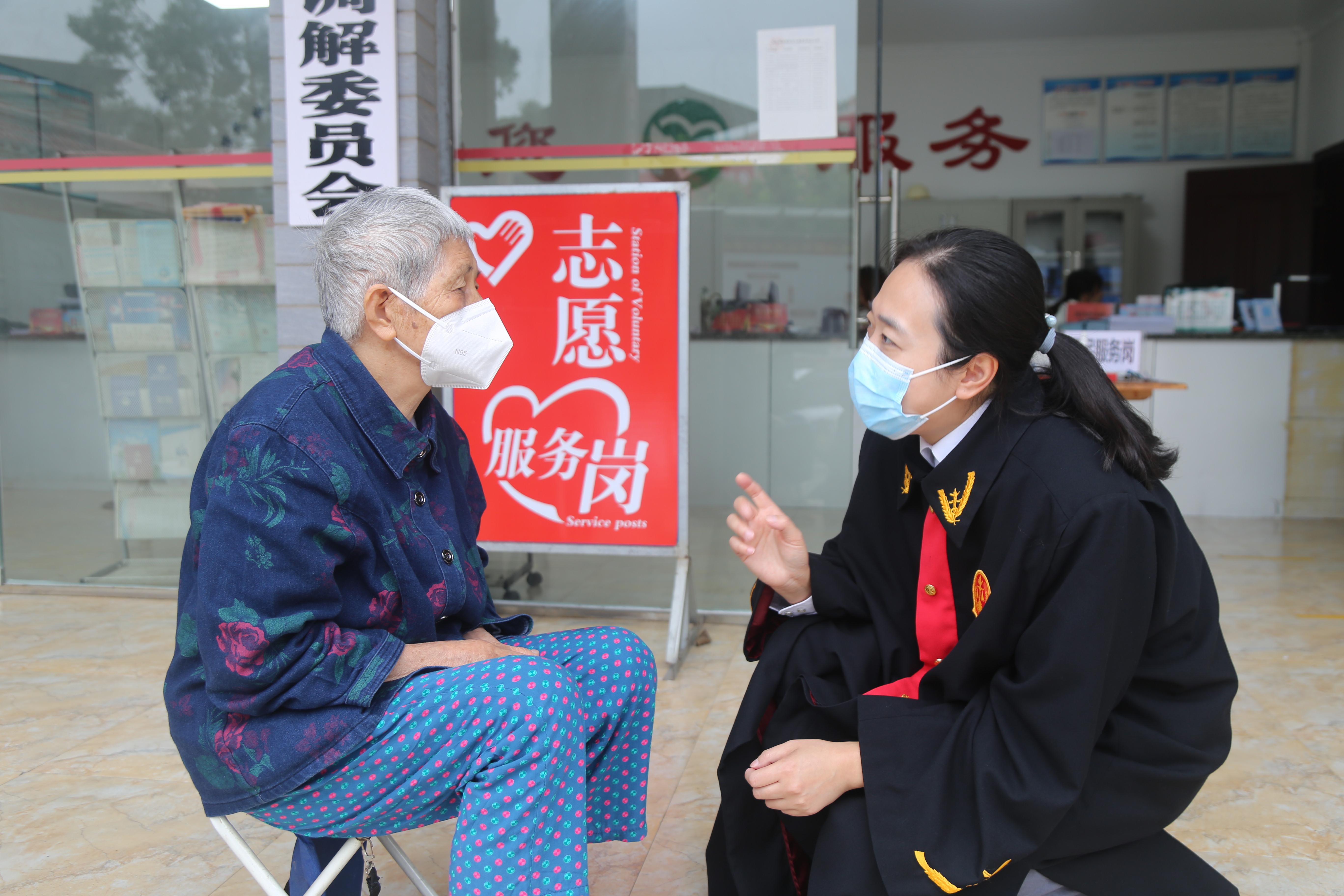 圖為蘇薇法官詢問老人情況（馬艷）.JPG