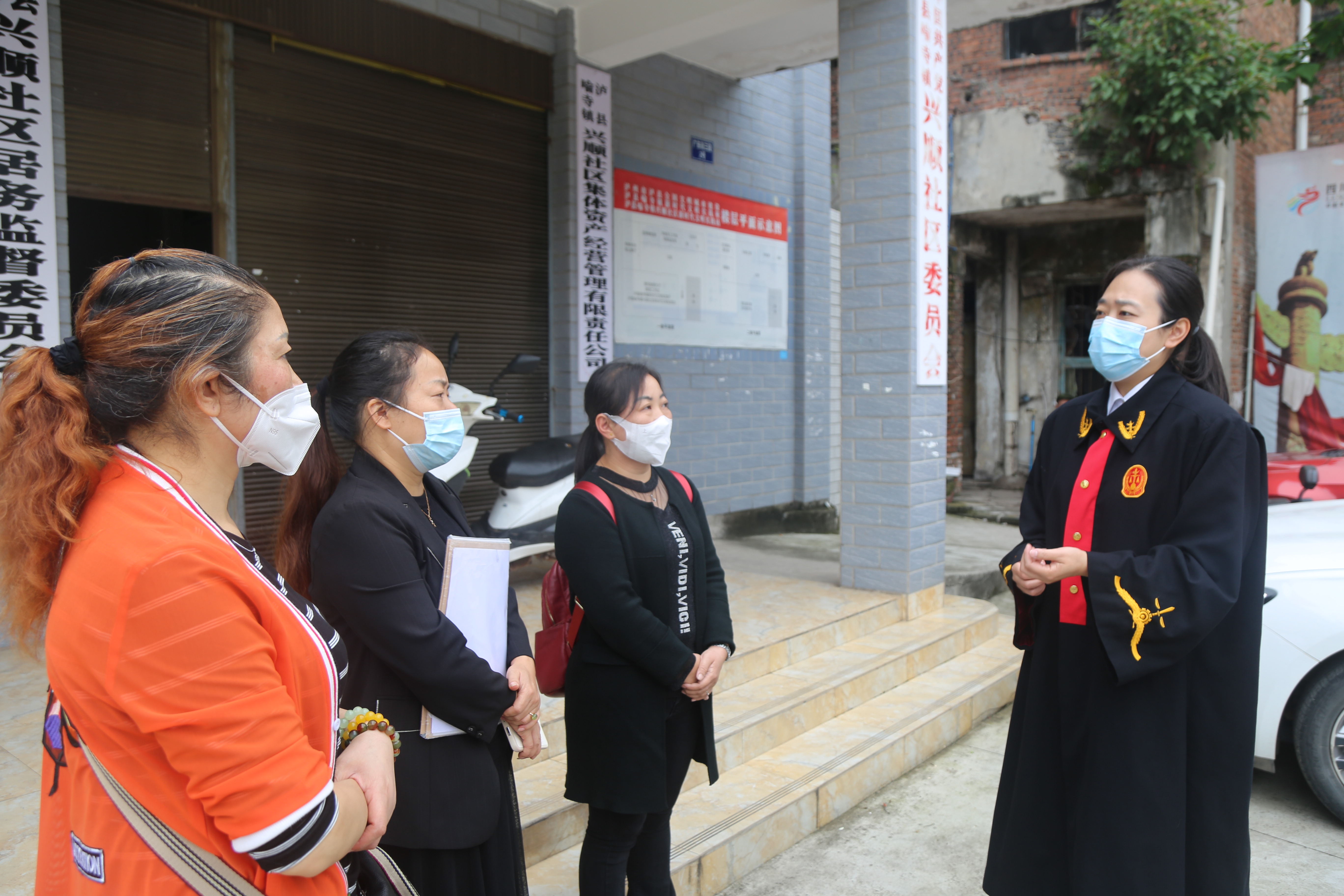 圖為蘇薇法官庭后普法（馬艷攝）.JPG