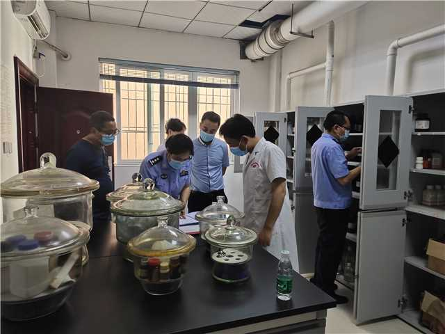 瀘縣公安局禁毒大隊(duì)民警聯(lián)合禁毒辦職工對(duì)轄區(qū)易制毒企業(yè)開(kāi)展行政檢查工作.png