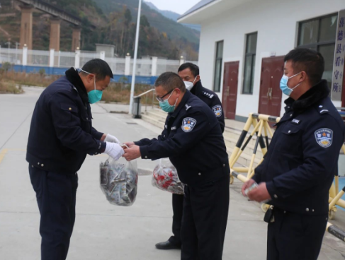【愛警暖警】防“疫”不放松！喜德公安為民輔警送中藥湯劑