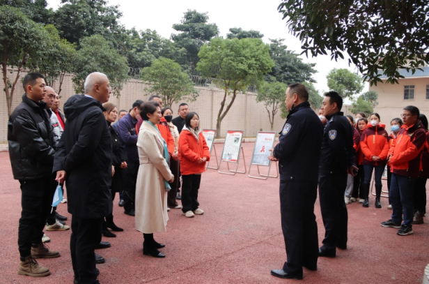眉山市拘留所開展社會開放活動 展示規(guī)范執(zhí)法