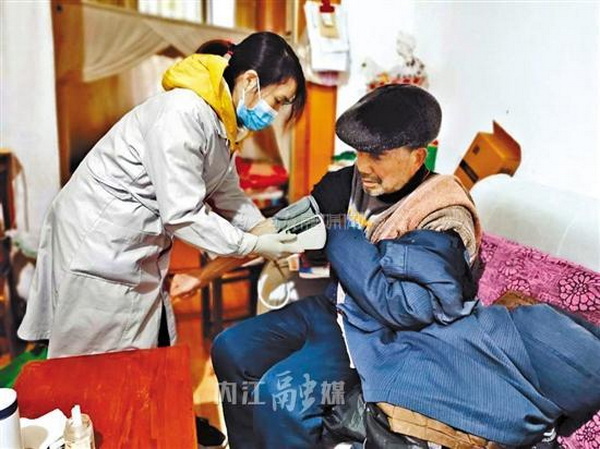 家庭儀式在為老人測(cè)血壓.jpg