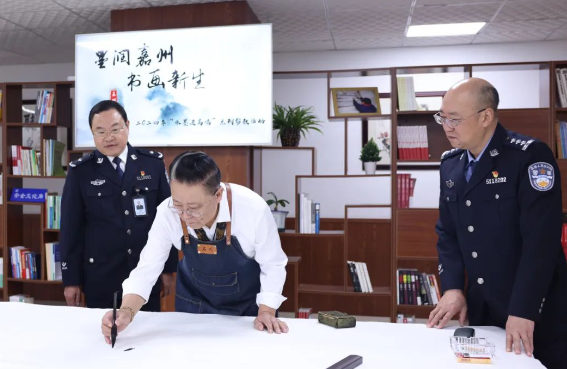 水墨進(jìn)高墻，書(shū)畫(huà)繪新生
