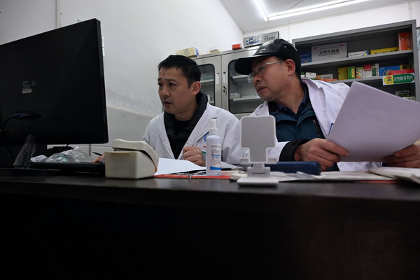 家庭醫(yī)生正在交流國家基本公共衛(wèi)生項目的落實情況.JPG