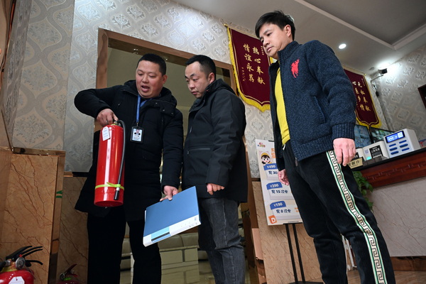 檢查消防設(shè)備.jpg