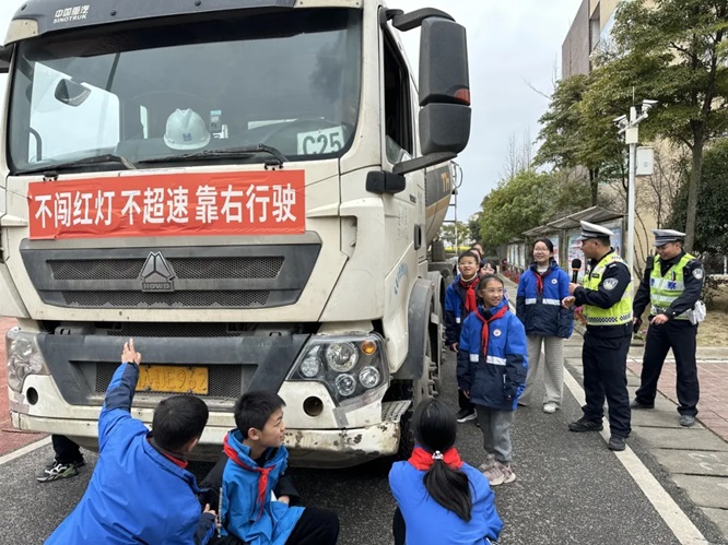 警校攜手，敲響交通“安全鈴”