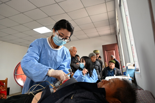 醫(yī)護人員為老年人做心電圖檢查.JPG