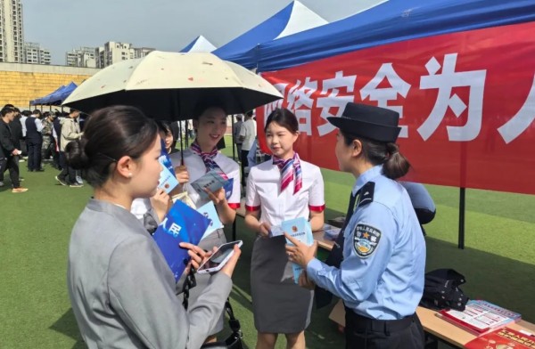 眉山天府公安進(jìn)校園、進(jìn)社區(qū)開(kāi)展“ 4·15”全民國(guó)家安全教育日宣傳活動(dòng)